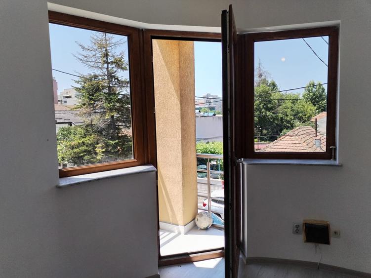 Duplex cu scara interioara si curte - constructie noua