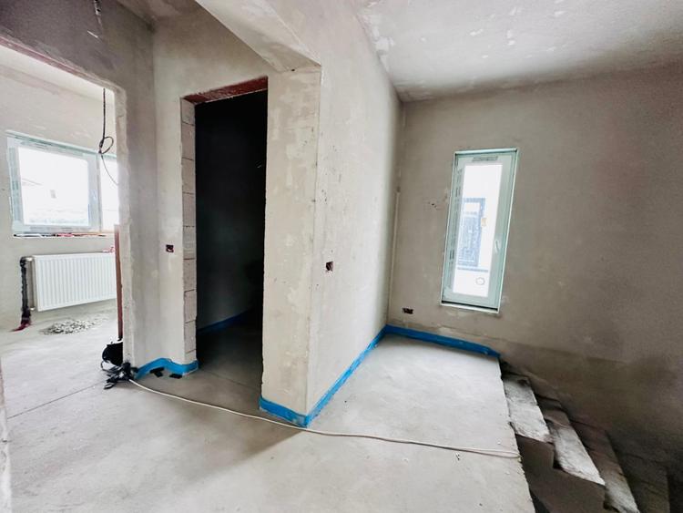 Duplex despartit prin camera tehnica 3 camere si 2 bai - Mosnita Noua