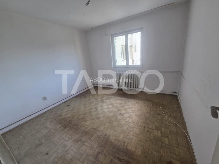 Apartament decomandat 2 camere 40 mpu etaj 2 zona 13 Decembrie