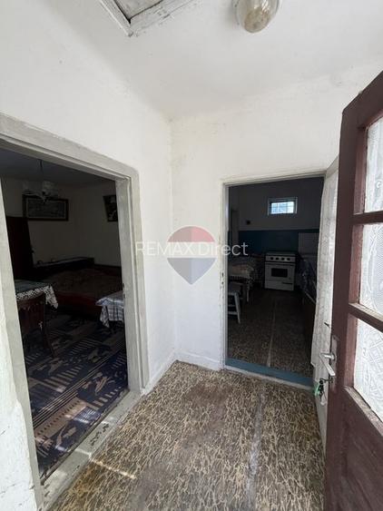 Casă de vânzare cu 6 camere in Câmpulung - zona Sud