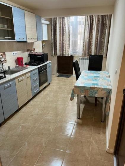 Persoana fizica închiriez apartament