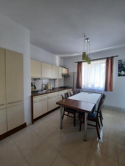 Apartament la vila, 4 camere, garaj, pivnita