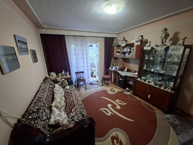Apartament cu 3 camere, etajul 2/4, zona Dacia