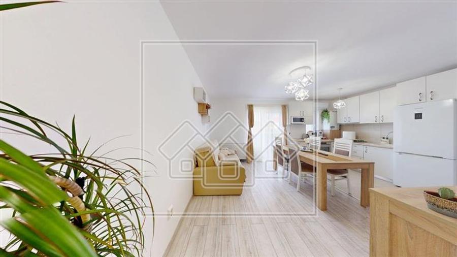 Ap mobilat modern, 3 camere, balcon mare, Etaj 2, parcare