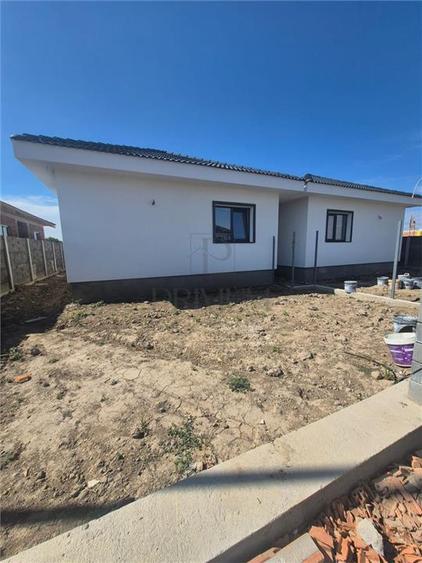 Duplex 4 camere - despartit prin CT - zona foarte buna - asfalt - posibilitate a