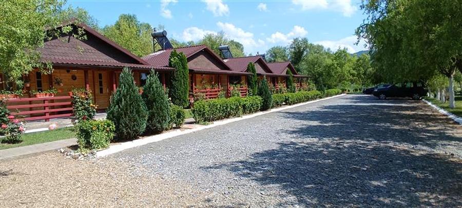 COMPLEX 5 CABANE DIN LEMN CU ACCES LA DUNARE + teren in Podul Gornei, jud. CS