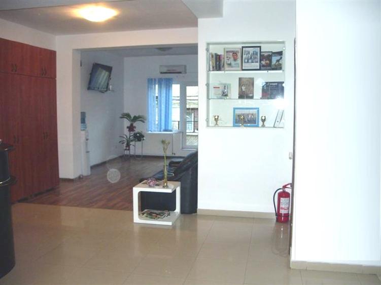 Zona Calea Calarasilor vila 14 camere