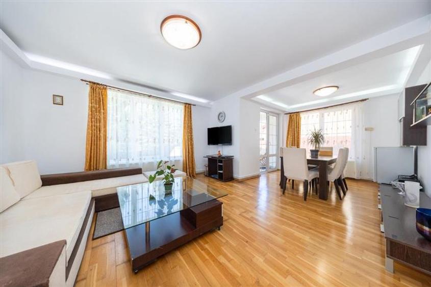 Vanzare casa imbratisata de natura in zona Bunloc, teren 445 mp