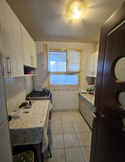 Chisinau stradal, vedere spate, dec, partial renovat, parculet, 1977 reabilitat