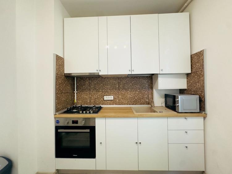 Garsoniera decomandată, complet renovată, etaj 1, langa Judetean