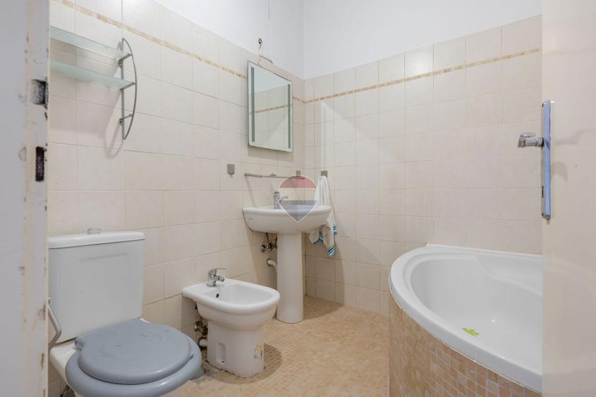 Apartament 4 camere + boxă, etaj 1, în zonă  Ultracentral