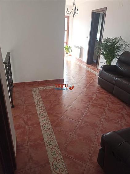 Casa de vanzare 5 camere 560 mp teren Cetate !