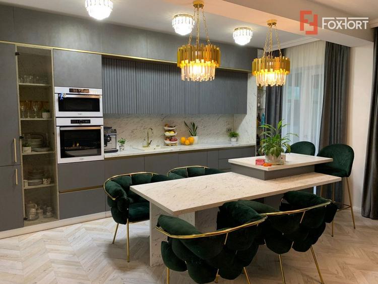Duplex de vanzare cu 5 camere si 3 bai, zona Mehala