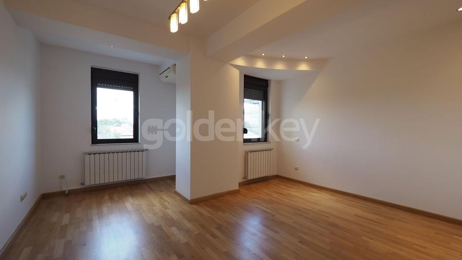 Apartament spatios cu 4 camere, vedere frumoasa