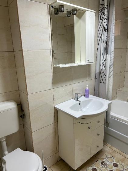 Inchiriez (ofer) apartament 3 camere decomandat , zona centrala , cu parcare