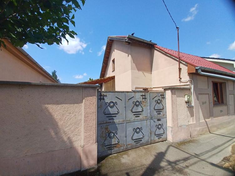 Casă, 500 mp, Muntele Găina. 600 E/lună (neg). Comision 0.