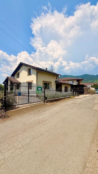 ZONA PRONTO  Casă P+E 200 mp, 2 garaje, teren 723mp