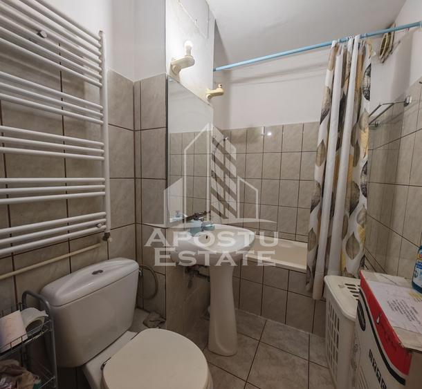 Apartament de vanzare cu 3 camere si 2 bai, decomandat, zona Sagului