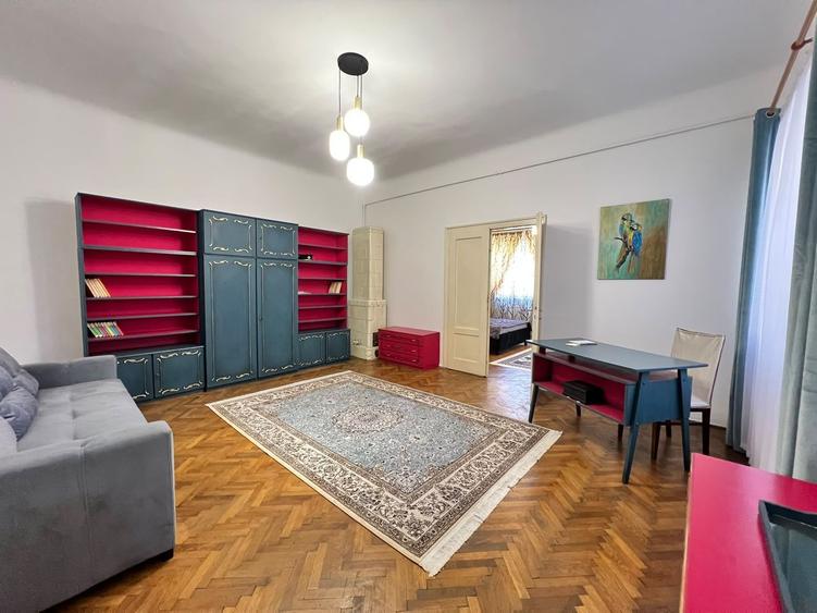 Apartament spatios cu 3 camere | 83 mp + veranda + curte | Ultracentral