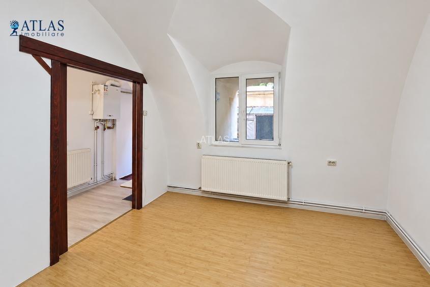 Piata Sfatului, 41 mp., ideal regim hotelier, de renovat la interior, acces usor