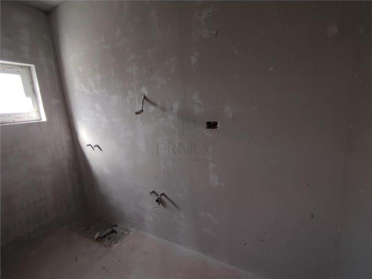 Duplex despartit prin baie - canalizare - mansardabil