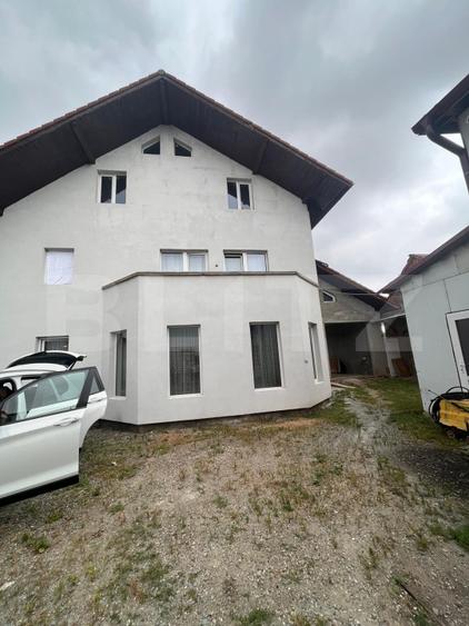 Casă individuală spațioasă + spațiu comercial, teren 3.940 mp – Livezile