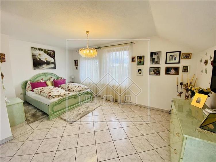 Vila individuala in Avrig - confort lux - 7 camere, 4 bai, 2 balcoane