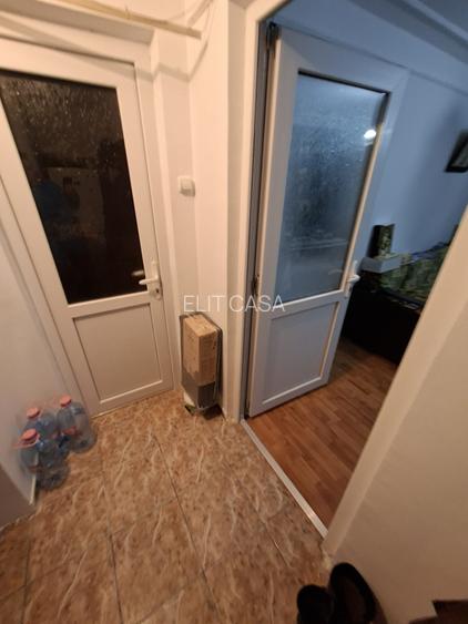 Apartament cu 2 camere, decomandat, etajul 3/4, zona Podu Ros - 2
