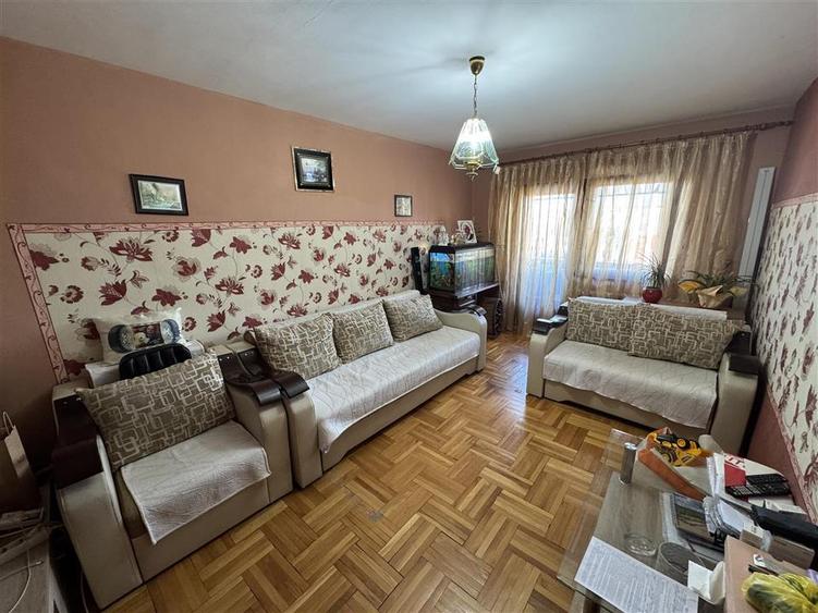 Apartament cu 3 camere, zona Nufarul