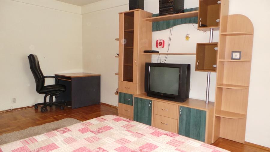 Vanzare garsoniera spatioasa, renovata, mobilata, complet dotata. Proprietar