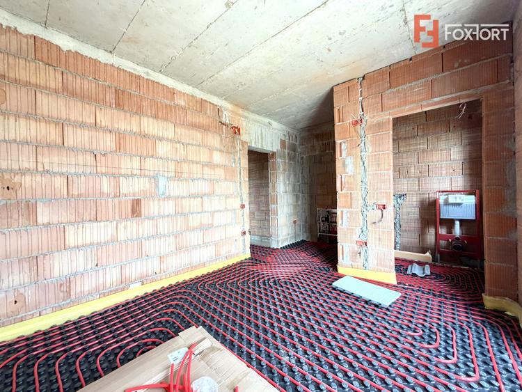 Duplex despartit prin camera tehnica, la cheie, 5 camere, in Sanandrei