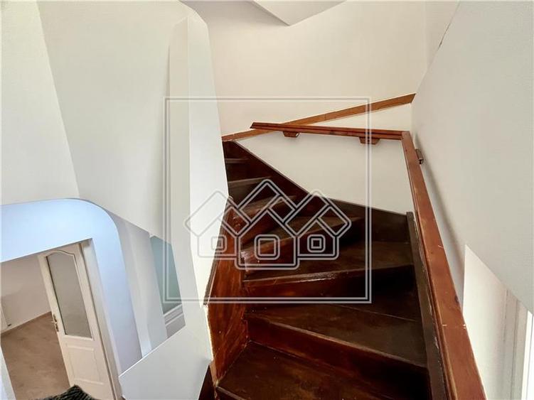 Casa de inchiriat - spatiu birouri/comercial - 6 camere - 200 mpu
