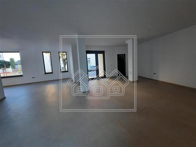 Spatiu comercial nou, modern, 81 mp utili, zona Piata Cluj