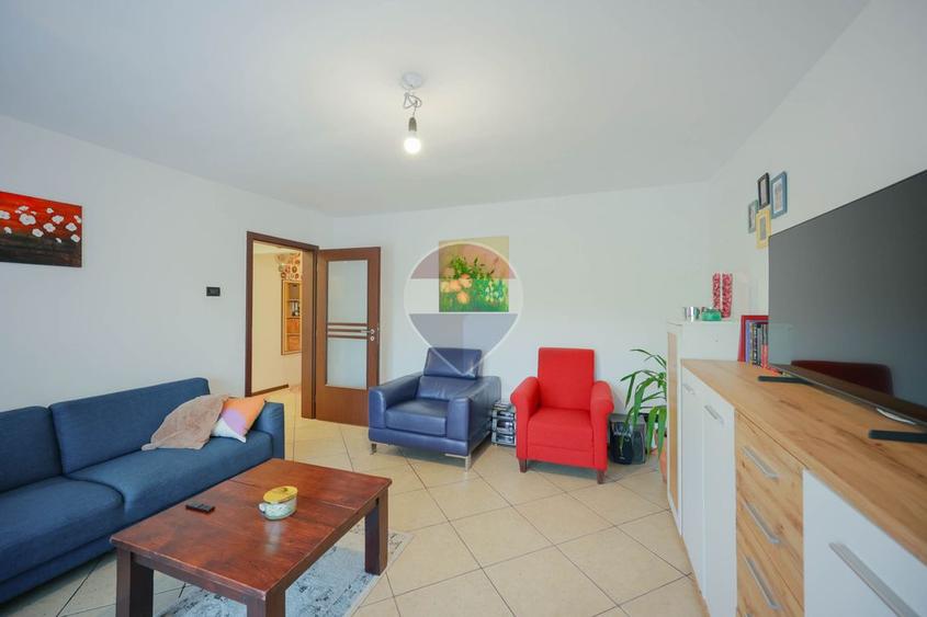 De vânzare apartament cu 4 camere și un loc de parcare, în Rogerius