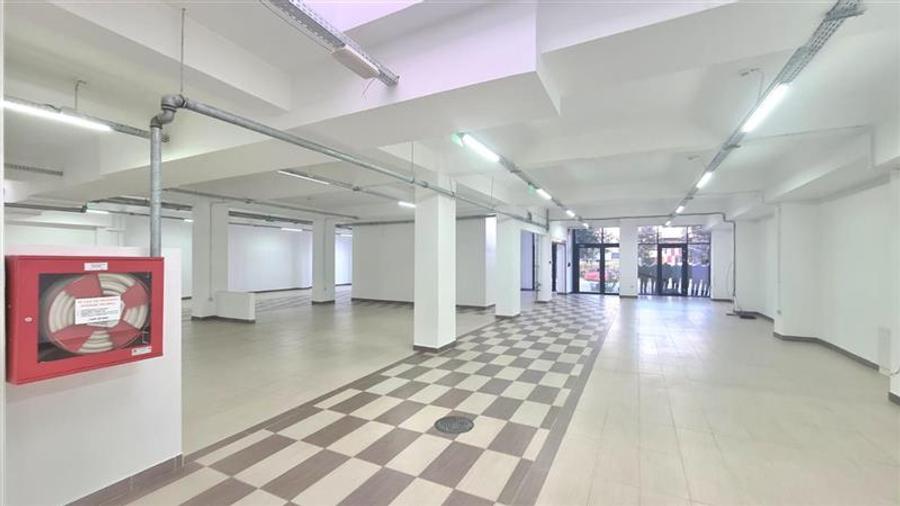 Spatiu comercial 850 mp , Vitrine, artera principala