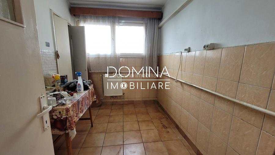 Vânzare apartament 3 camere, situat în Târgu Jiu, strada G-ral Christian Tell - 6