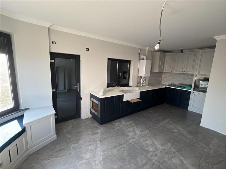 Eleganta la malul lacului- Vila premium cu ponton privat.