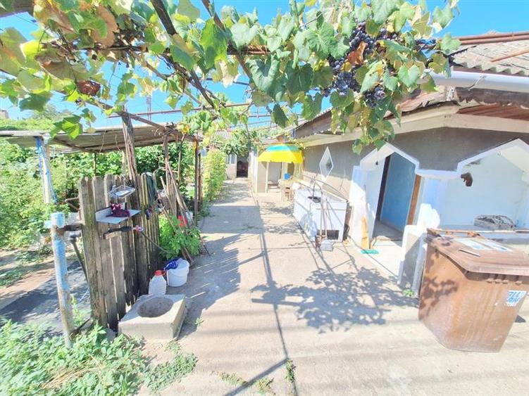 Teren 371 mp curti constructii+casa 5 camere si anexe, zona Izvoare