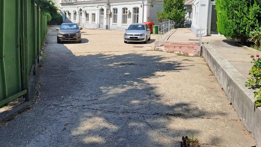 Calea Victoriei - Centrul Vechi-CEC, P+1, singur curte, curte generoasa(1400 mp)