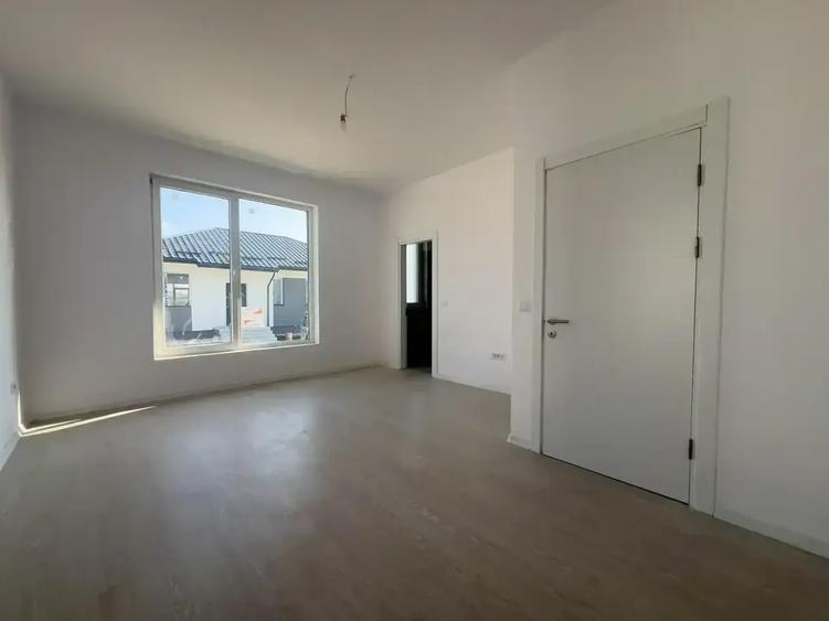 Casa De Vanzare 4 Camere | Finalizata | Curte Parcarea | Bariera