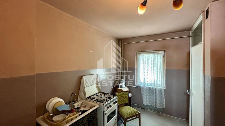 Apartament cu 3 camere, decomandat, etaj intermediar, Aradului