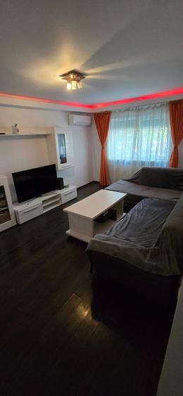 Proprietar, vând apartament cu 3 camere, decomandat, parter înalt, balcon.