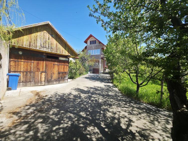 Casă / Vilă cu 6 camere de vânzare în zona Darmanesti