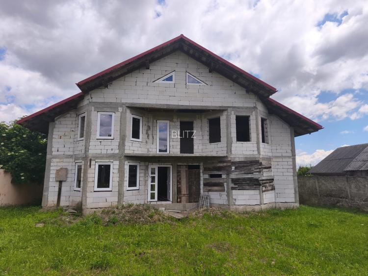 Duplex la rosu, 4400 mp teren, Siret - 2