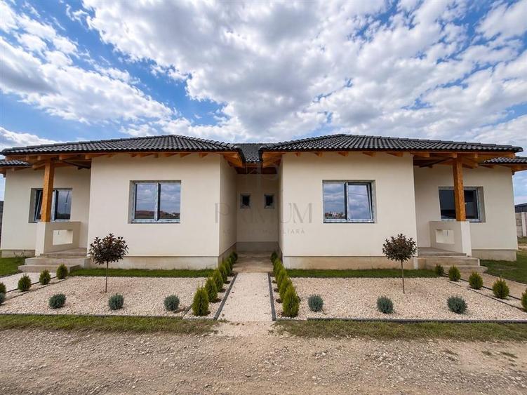 Duplex pe parter, 3 camere, toate utilitatile.