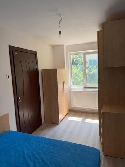 Apartament 3 camere, 49 mp, renovat recent centrala proprie, zona Craiovita Noua
