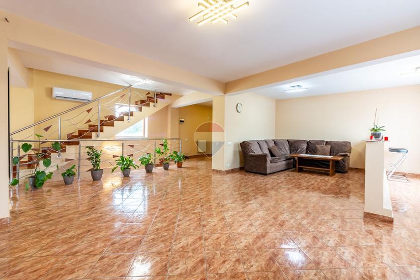 Vanzare Cladire P+1+M cu Spatiu Comercial + Rezidential, Apusului