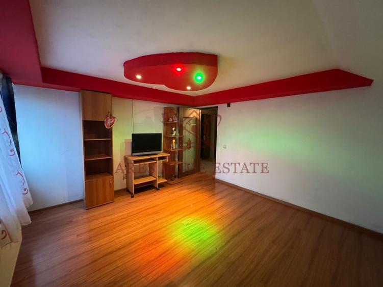 Casă 7 camere + spațiu comercial 55 mp – Orțișoara, 0% comision