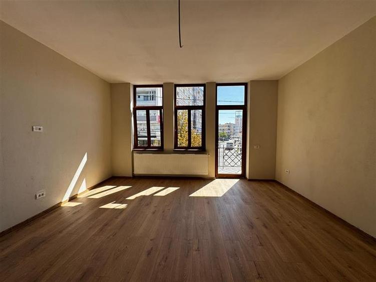 Apartament cu 3 camere, decomandat, situat in Piata Mihai Viteazul!