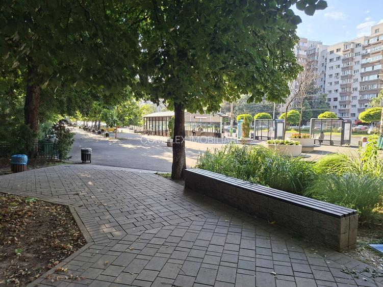 Gorjului Metrou in fata blocului Garsoniera Moderna - 9
